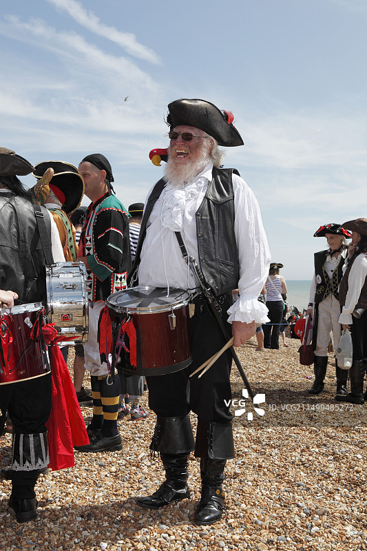 在英国东萨塞克斯黑斯廷斯老城狂欢节期间举行的古怪海盗日图片素材