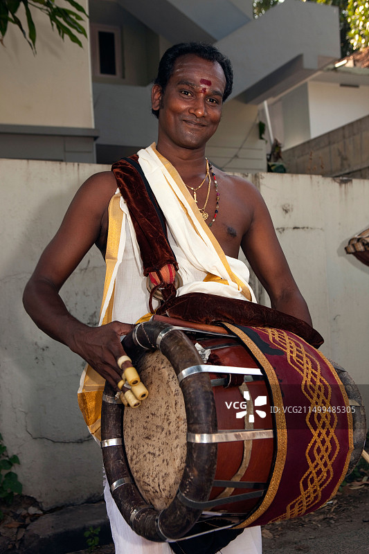 印度喀拉拉邦科钦：埃尔纳古拉姆Uthsavom节日的马达兰鼓手图片素材