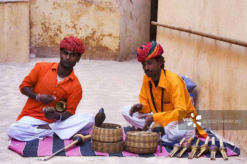 印度眼镜蛇和耍蛇人图片素材