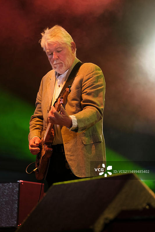 费尔波特乐队的西蒙·尼科尔在英国班伯里费尔波特克罗普雷迪音乐节上表演。2022年8月13日图片素材