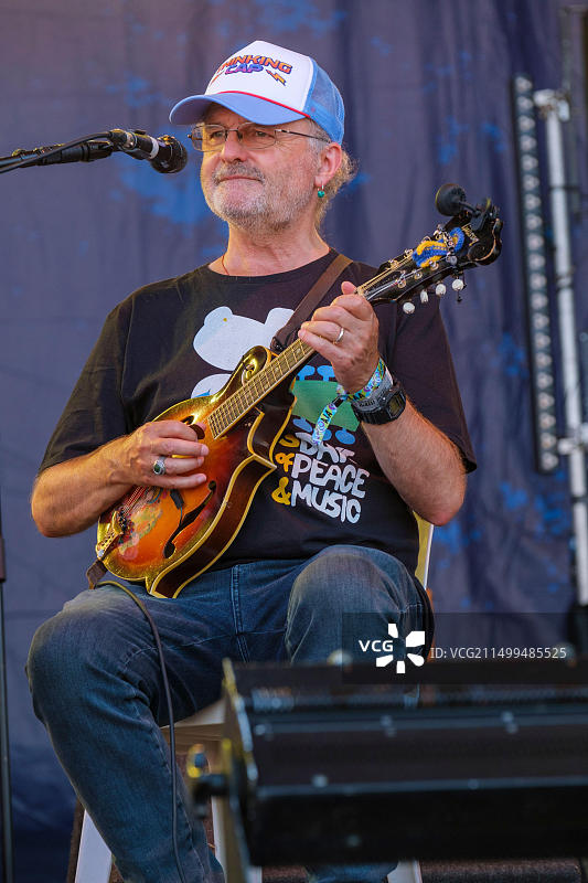 克里斯·莱斯利在英国班伯里费尔波特的 Cropredy 大会上表演图片素材