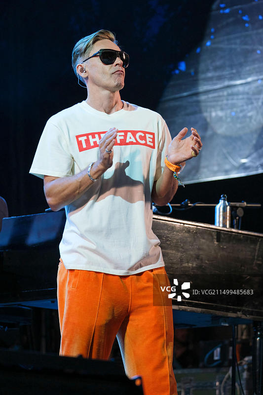 2022年8月11日，瑞安·莫洛伊在英国班伯里费尔波特克罗普雷迪大会上与特雷弗·霍恩乐队合作演出图片素材