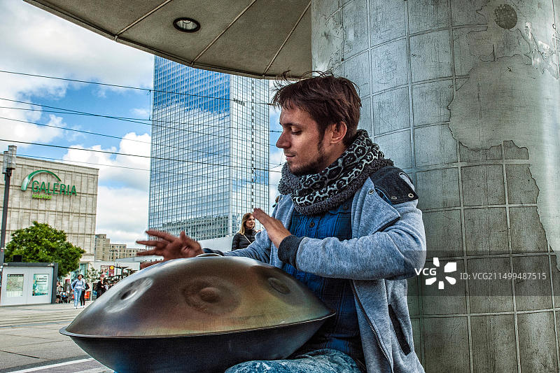 德国柏林亚历山大广场的钟楼下的打击乐手图片素材