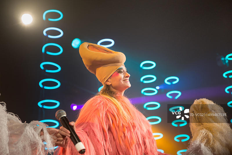 蜜桃在利物浦50岁生日演唱会上现场表演图片素材