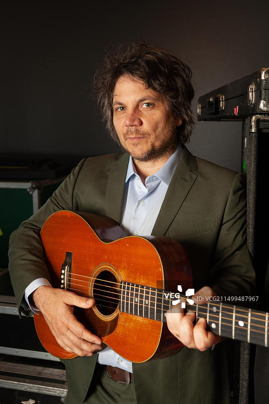 杰夫·特威迪在伊利诺伊州芝加哥的排练空间里弹吉他图片素材