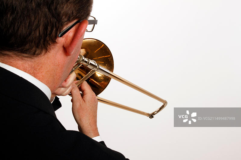 演奏中的次中音长号演奏者图片素材