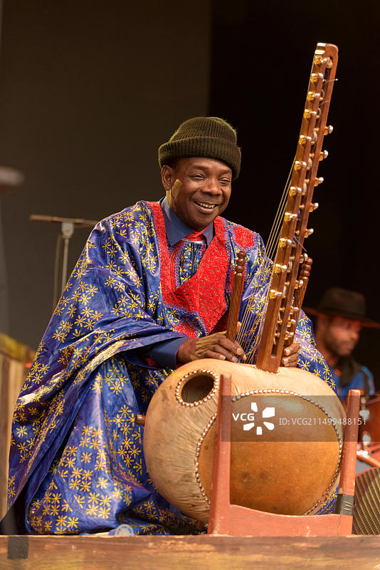 拉莫马里的图马尼·迪亚巴特在英国威尔特郡马姆斯伯里查尔顿公园WOMAD音乐节上表演，2017年7月29日图片素材