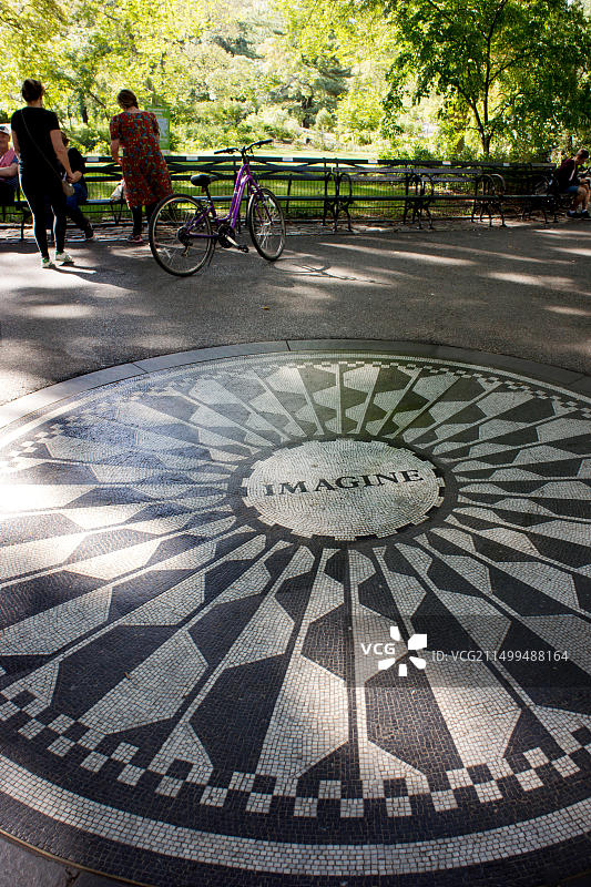 纽约中央公园草莓园的约翰·列侬《Imagine》马赛克纪念碑图片素材