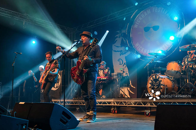 The Levellers乐队的马克·查德威克和丹·唐纳利在英国汉普郡威克姆音乐节上表演，2022年8月6日图片素材