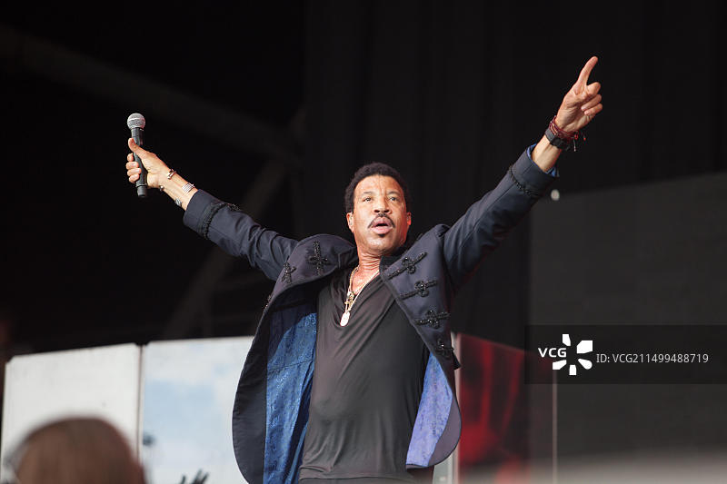 莱昂纳尔·里奇在2015年格拉斯顿伯里音乐节金字塔舞台上表演图片素材