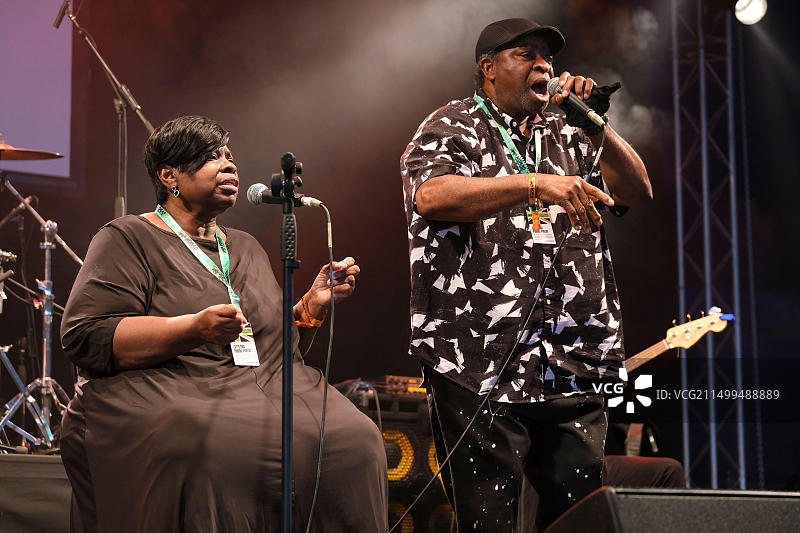 斯台普初级歌手 Annie Brown Caldwell 和 Edward Brown 在英国查尔顿公园 Womad 音乐节上表演。2023年7月30日图片素材