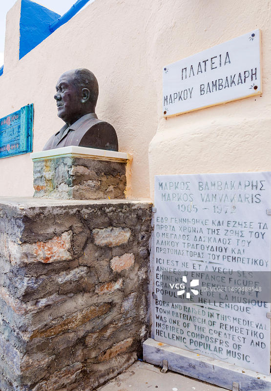 马科斯·瓦姆瓦卡里斯半身像，位于希腊基克拉泽斯群岛锡罗斯岛阿诺锡罗斯图片素材
