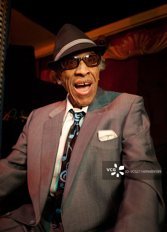 芝加哥绿磨坊酒廊爵士萨克斯演奏家冯·弗里曼的生动肖像图片素材