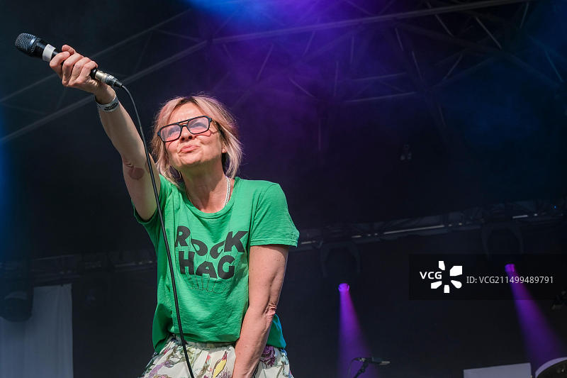 露易丝·韦纳在英国切尔滕纳姆威奇伍德音乐节表演，2023年6月3日图片素材