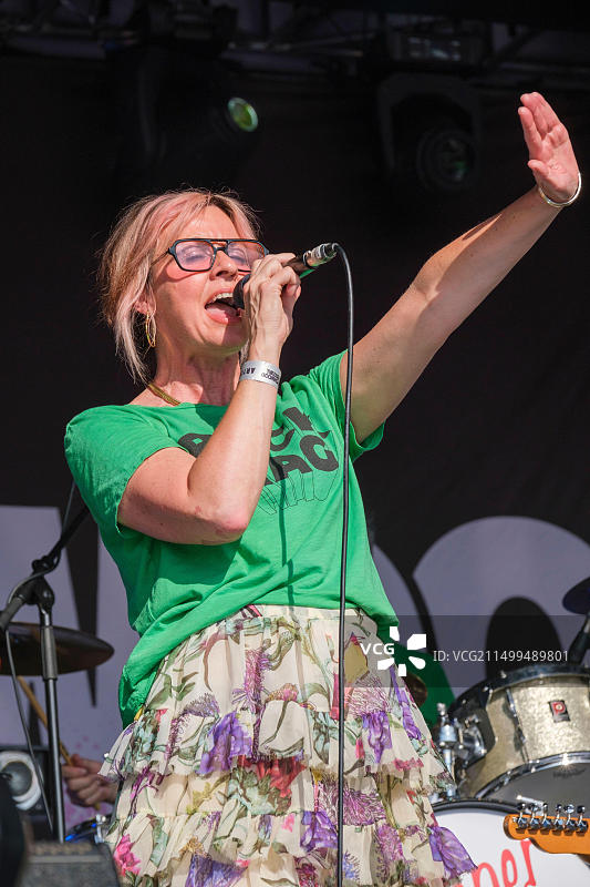 露易丝·韦纳在英国切尔滕纳姆威奇伍德音乐节表演，2023年6月3日图片素材
