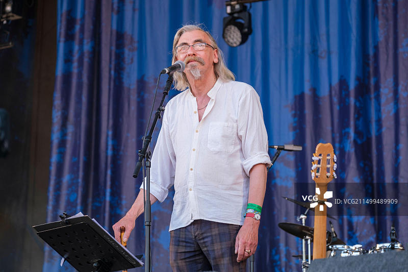 Home Service乐队的约翰·塔姆斯在英国班伯里克罗普雷迪民谣节上表演，2022年8月12日图片素材