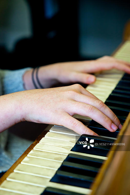 钢琴演奏者手指在键盘上的特写图片素材