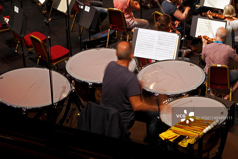 排练中的定音鼓演奏者图片素材