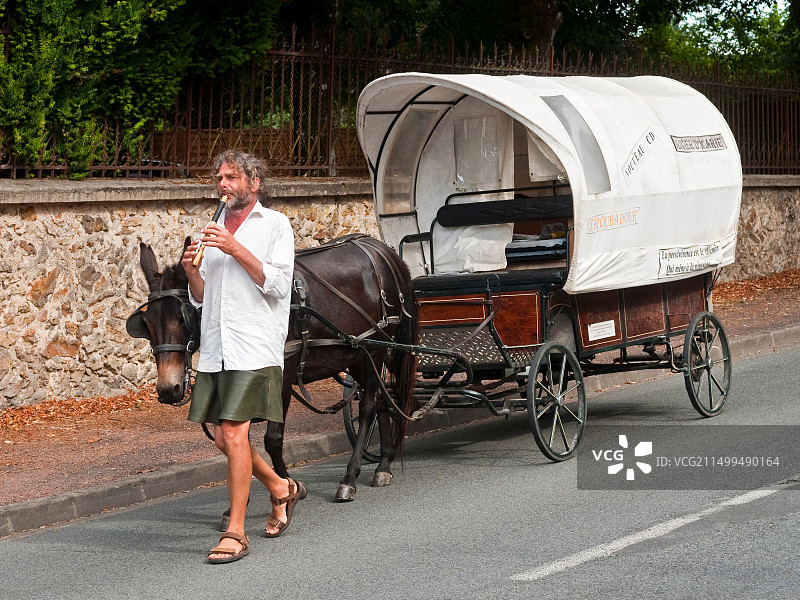 游吟诗人与骡子拉的木制大篷车 - 法国图片素材