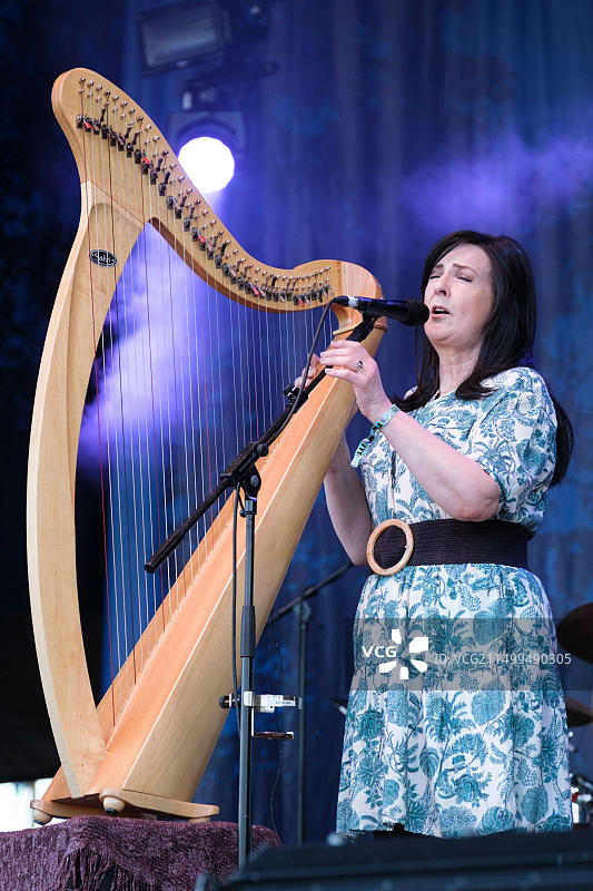 克兰纳德乐队的莫娅·布伦南在克罗珀迪音乐节上表演，英国班伯里，2022年8月11日图片素材