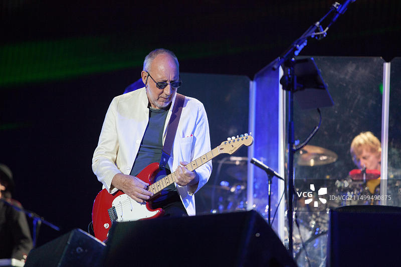 谁人乐队的皮特·汤森在格拉斯顿伯里音乐节金字塔舞台上表演，罗杰·达尔特雷（未在照片中）图片素材