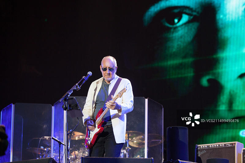 谁人乐队的皮特·汤森在格拉斯顿伯里音乐节金字塔舞台上表演，罗杰·达尔特雷（未在照片中）图片素材
