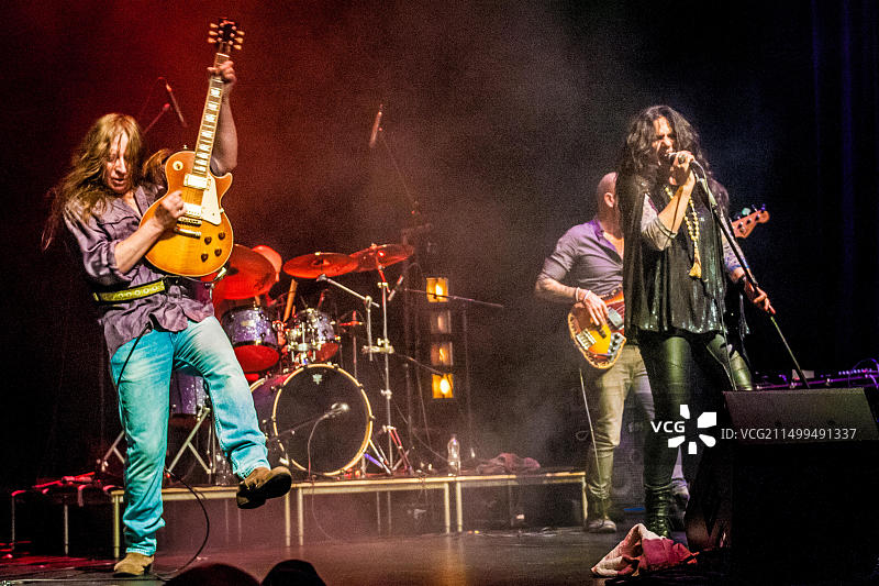 Sari Schorr和引擎室乐队在梅登黑德诺登农场艺术中心舞台上图片素材