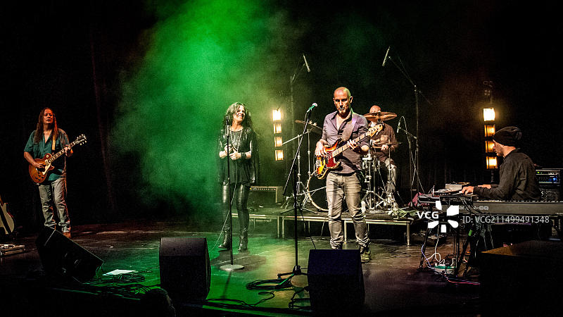 Sari Schorr和引擎室乐队在梅登黑德诺登农场艺术中心舞台上图片素材