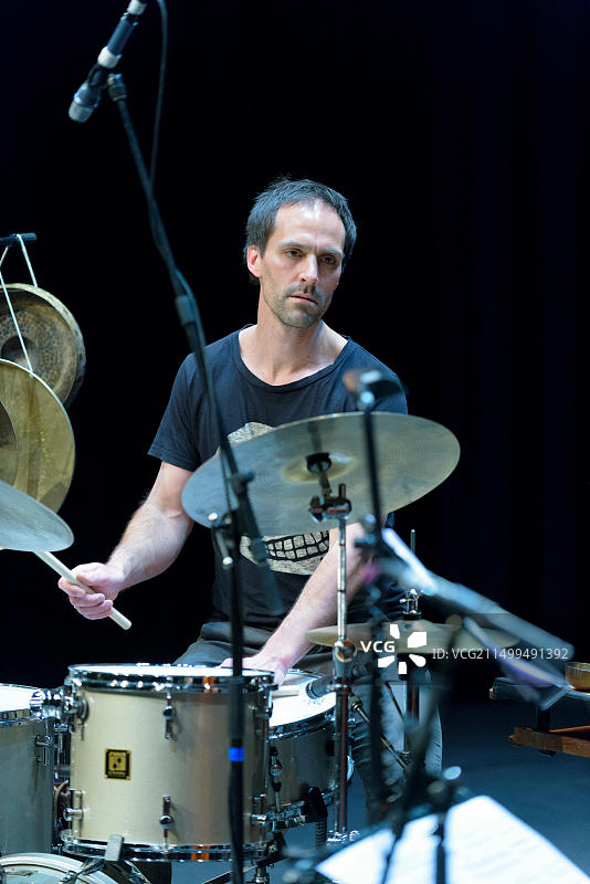 托马斯·斯特罗恩在英格兰切尔滕纳姆爵士音乐节上演奏，2016年图片素材