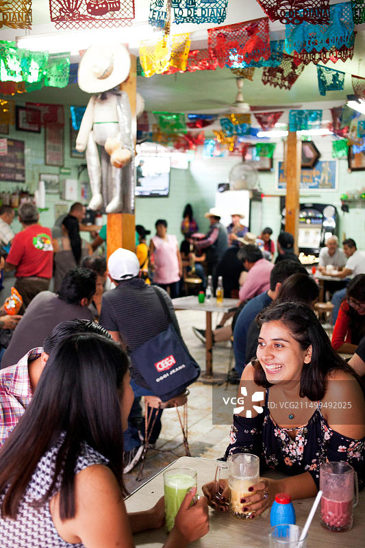墨西哥索奇米尔科附近普克酒馆内的人群图片素材