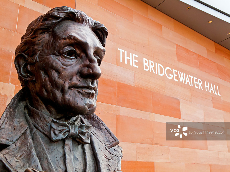 英国曼彻斯特巴比罗利广场布里奇沃特音乐厅外的拜伦·霍华德爵士约翰·巴比罗利半身像图片素材