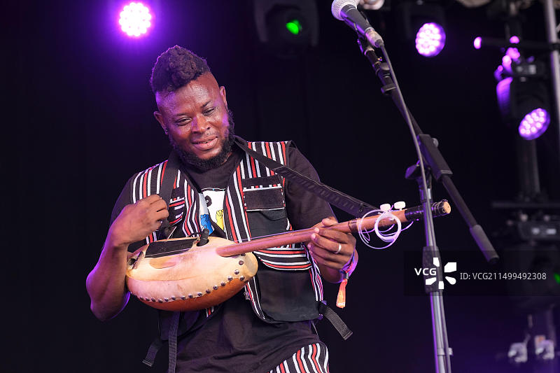 在WOMAD音乐节40周年纪念活动中表演的史蒂夫·阿坦比尔图片素材