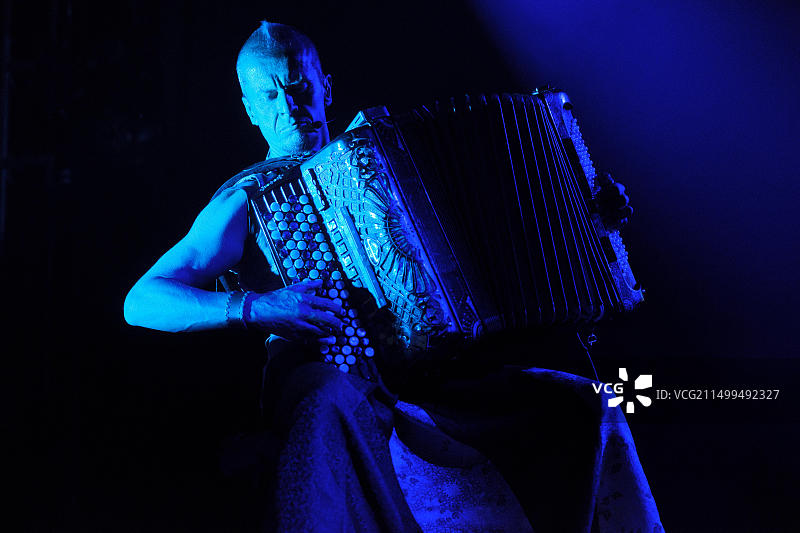 金莫·波赫约宁在英国查尔顿公园WOMAD音乐节表演图片素材