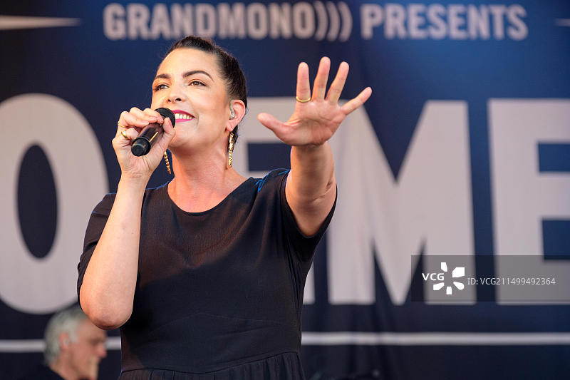 卡罗·埃梅拉德在英国牛津郡科恩伯里音乐节上表演，2018年7月15日图片素材