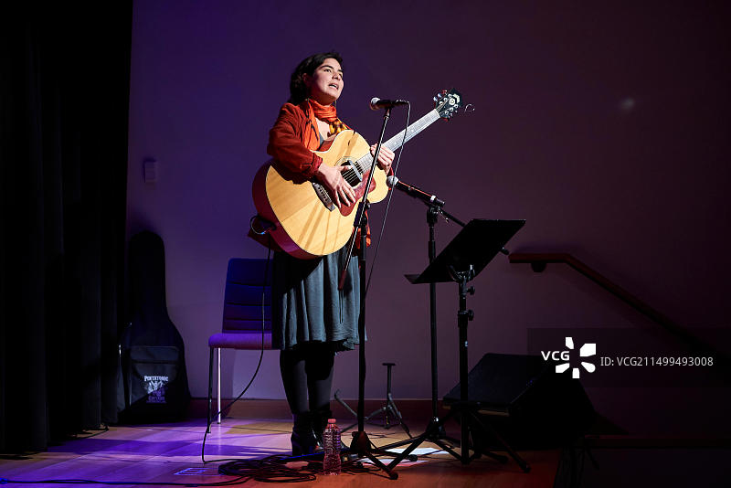 委内瑞拉裔摩洛哥裔美国作曲家兼歌手米里亚姆·埃尔哈吉图片素材