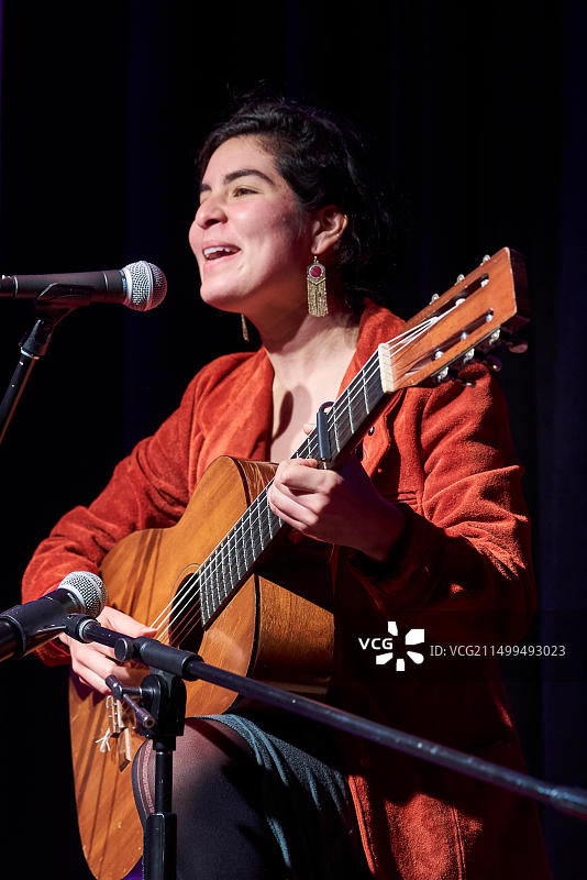 委内瑞拉裔摩洛哥裔美国作曲家兼歌手米里亚姆·埃尔哈吉图片素材