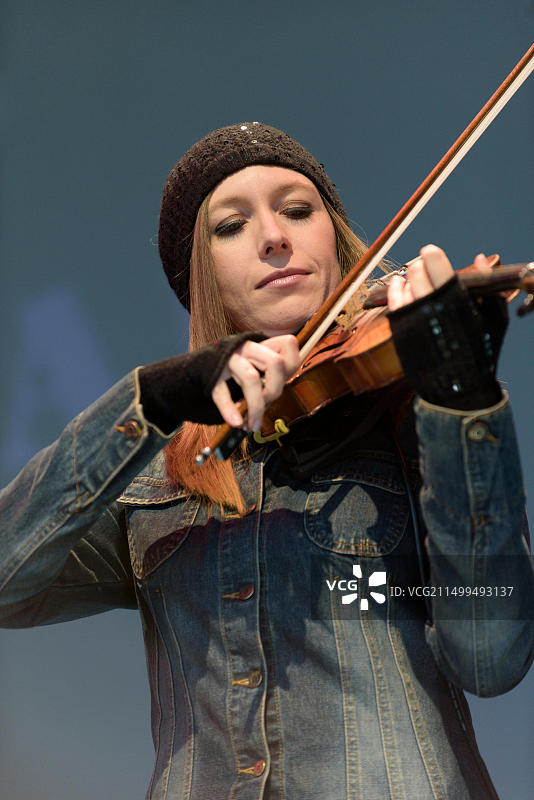 Rachael McShane在2015年Womad音乐节上与Bellowhead乐队合作演出（2015年7月24日，英国马姆斯伯里查尔顿公园）图片素材