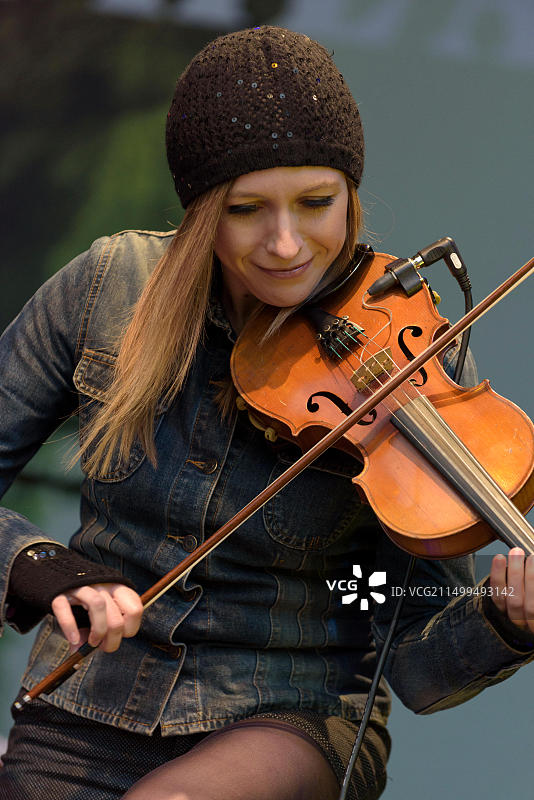 Rachael McShane在2015年Womad音乐节上与Bellowhead乐队合作演出，地点：英国马姆斯伯里查尔顿公园，2015年7月24日图片素材