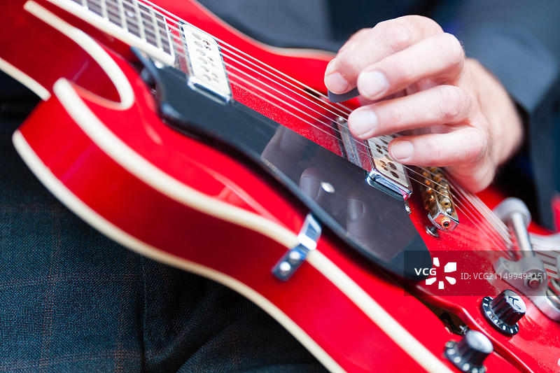 男人在弹电吉他图片素材