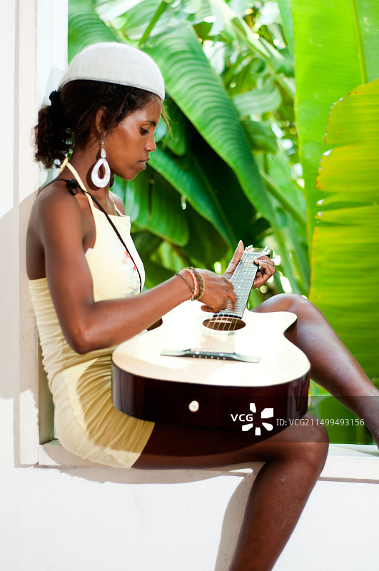 在工作室的女人，手拿吉他图片素材