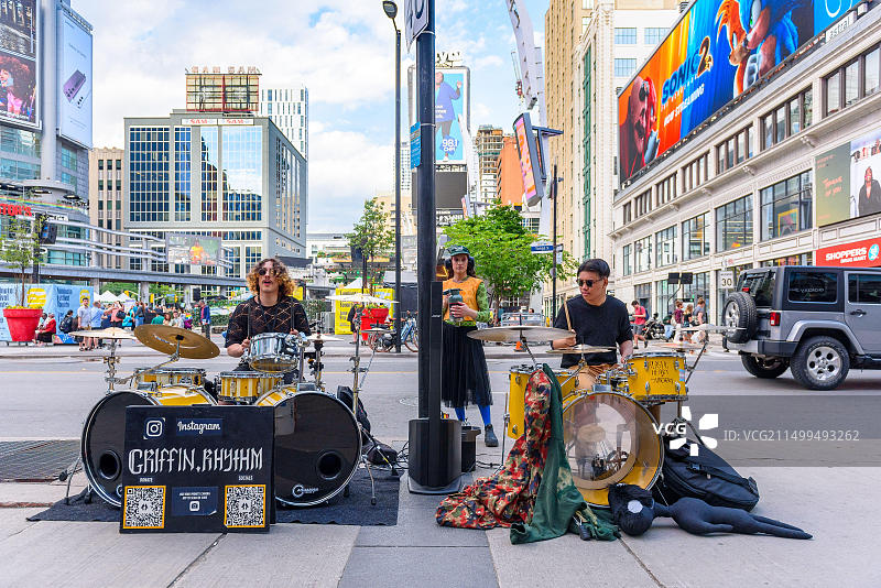 在央街-登打士广场市中心区演奏鼓的“格里芬，节奏”乐队成员图片素材