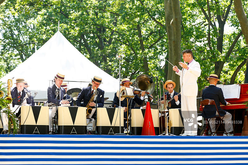 美国纽约市：总督岛1920年代爵士时代草坪派对图片素材