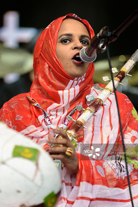 努拉·明特·赛马利在WOMAD音乐节上表演（2015年7月26日，马姆斯伯里查尔顿公园）图片素材