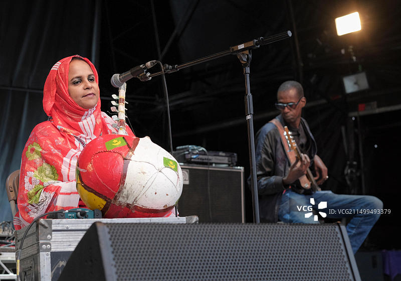 努拉·明特·赛马利在WOMAD音乐节上表演（2015年7月26日，马姆斯伯里查尔顿公园）图片素材
