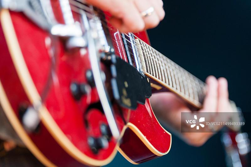 吉他手演奏电吉他图片素材