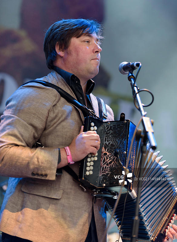2015年7月24日，约翰·斯皮尔斯在英国马姆斯伯里查尔顿公园Womad音乐节上与Bellowhead乐队同台演出图片素材