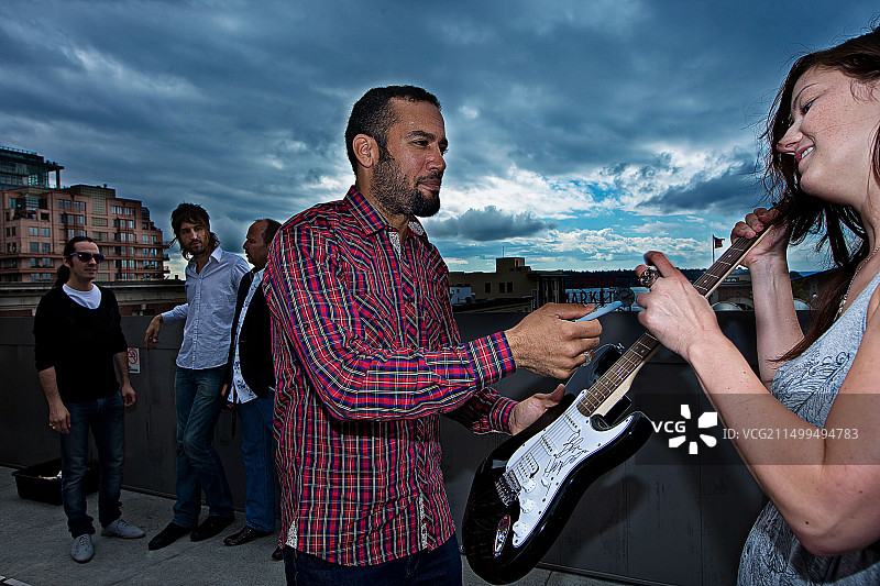 本·哈珀在一把吉他上签名图片素材