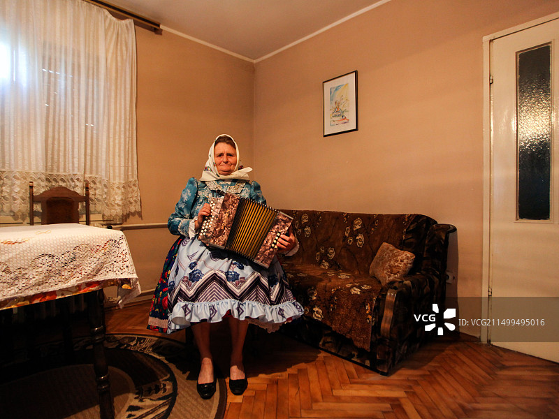 身着传统服装演奏手风琴的斯洛伐克妇女图片素材