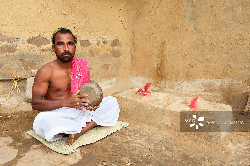 男人演奏卡哈尼琴，印度恰蒂斯加尔邦图片素材