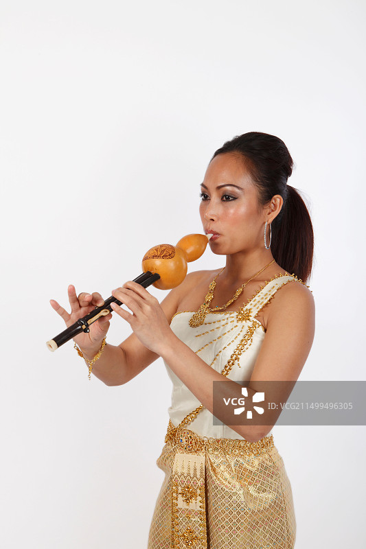 年轻女人吹奏葫芦丝图片素材